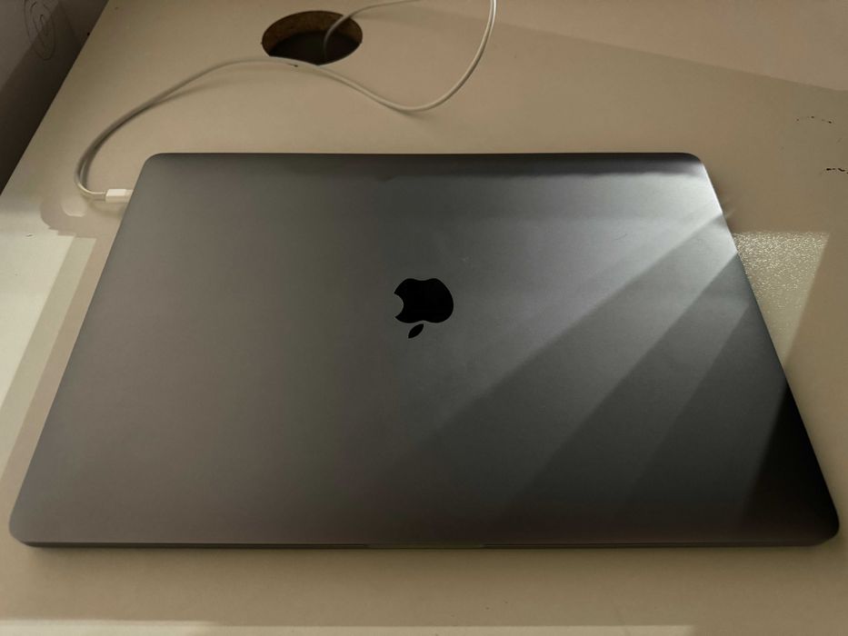 MacBook Pro 2019 (15'', Touch Bar, 2.3GHz 8-core I9, 16GB RAM, 512GB)