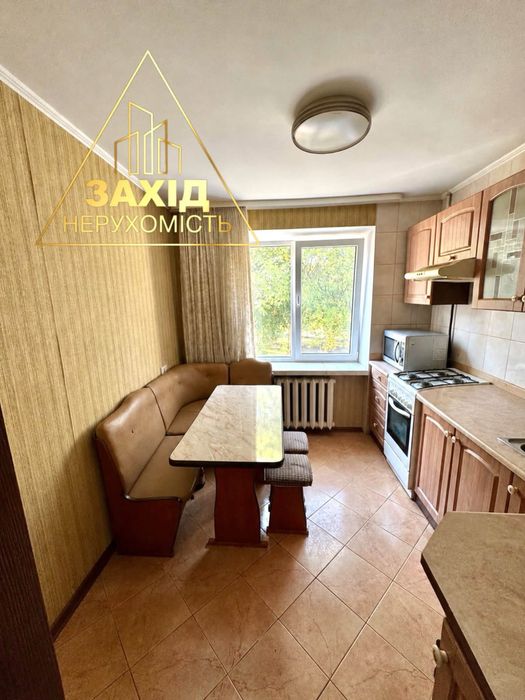 Трикімнатна біля ТЦ «Гостинець» 2 поверх, пр. Молоді