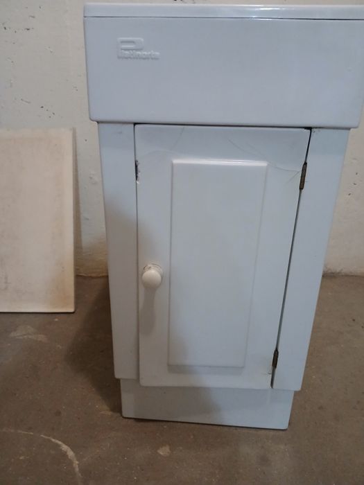 Tanque de lavar roupa com tampa