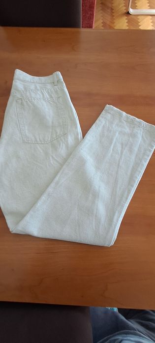 Calças de várias marcas e cores