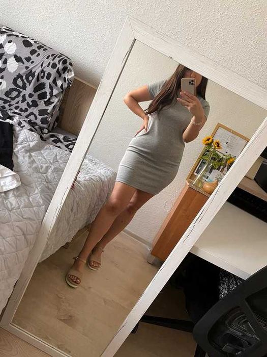 Szara dzianinowa sukienka na co dzień