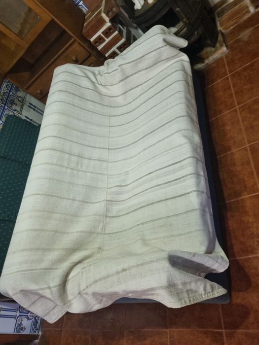 Sofa-cama em tecido azul