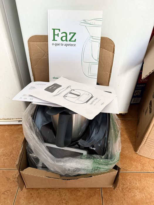 Vendo esta bimby tm6 PRETA na caixa