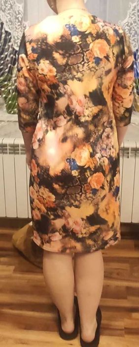 Elegancka sukienka w kolorowe kwiaty, rozmiar 46
