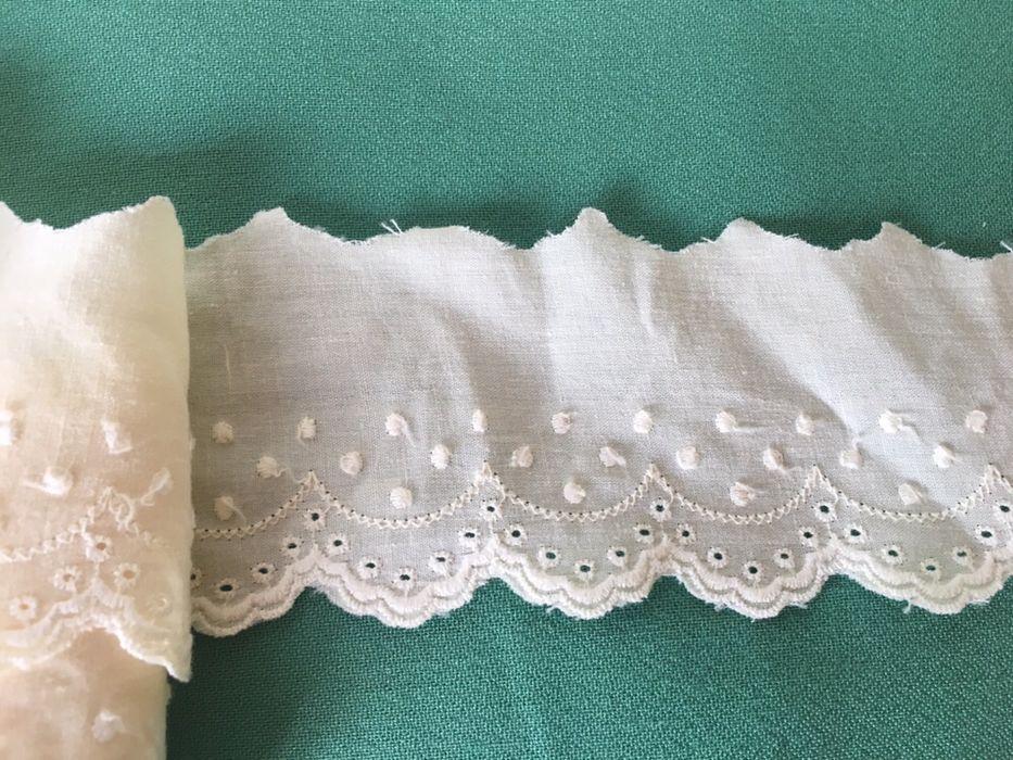 Renda de cor amarela clara com 6 cm de largura