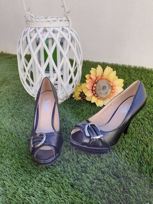 Sapatos pretos nº37, salto alto compensado