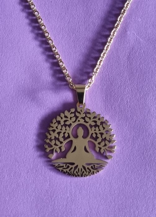 Colar dourado , em aço, com lindo pingente. Tem extensor.
