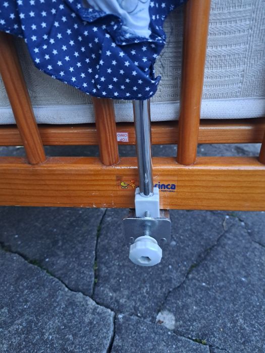 Berço de bebé de madeira