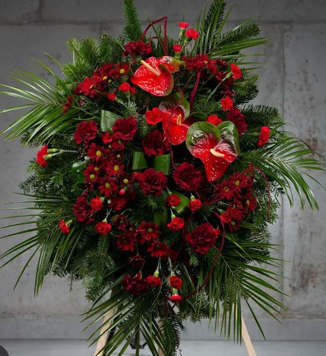 Wieniec pogrzebowy z żywych sztucznych kwiatów