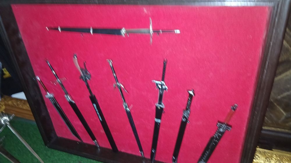 Colecao30  Espada minitura por 250  €