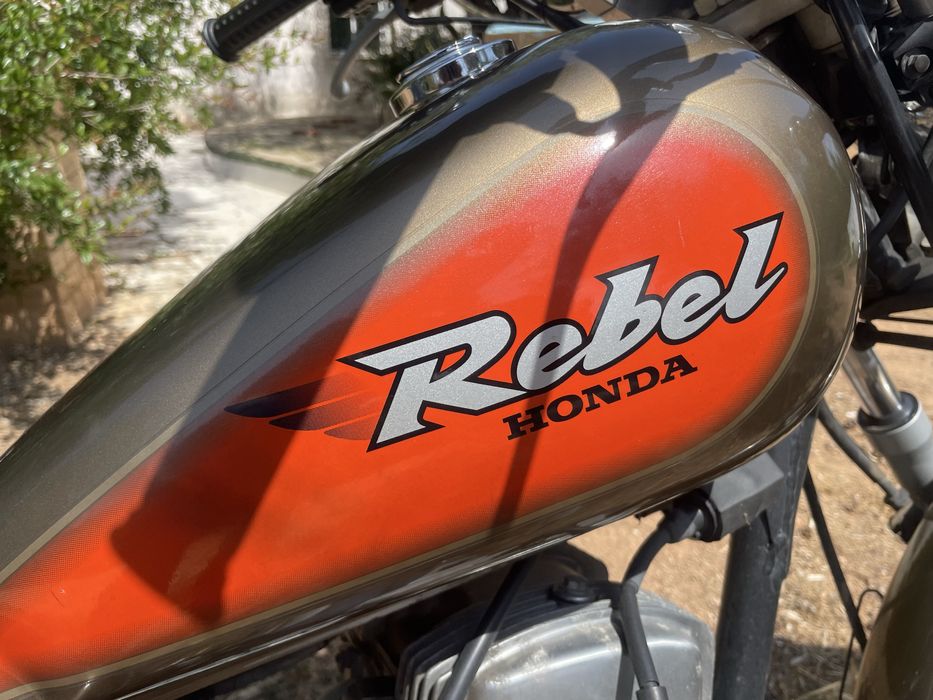 Honda Rebel 125 de 2002 com 17.918 km reais.