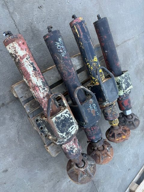 4 kompletne podpory hydrauliczne do wiertnicy