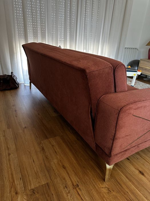 Sofa-cama  classico com pés dourados