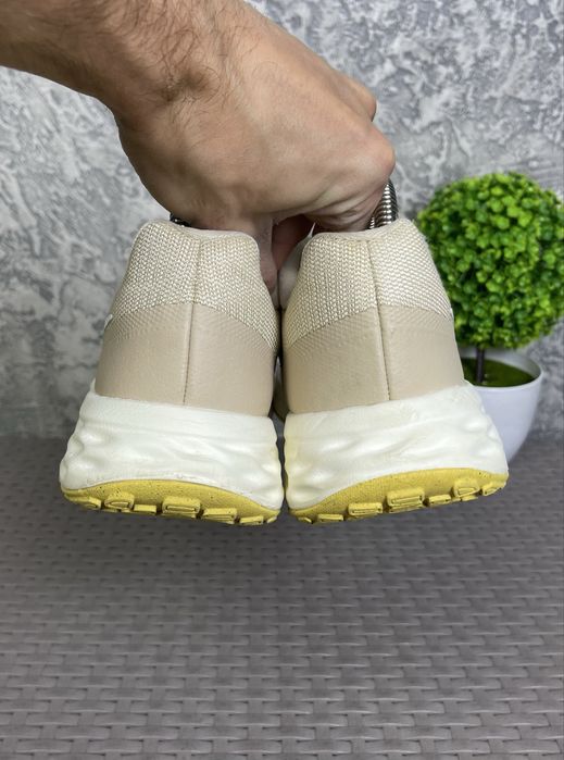 Nike Revolution 6 кроссовки 41 размер женские беговые бежевые