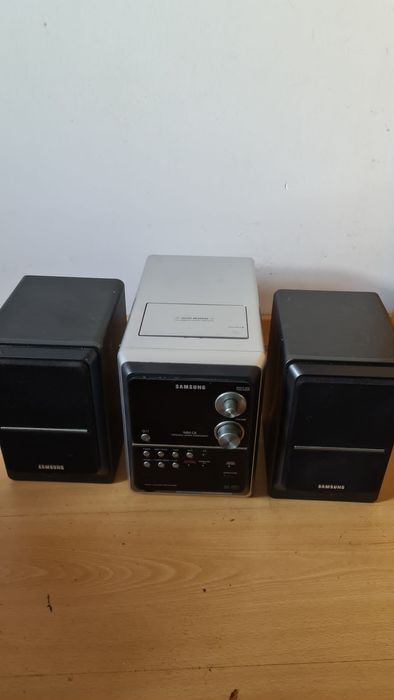 Aparelhagem de  som com CD, rádio e cassete