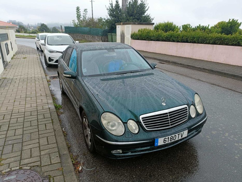 Mercedes E 270.