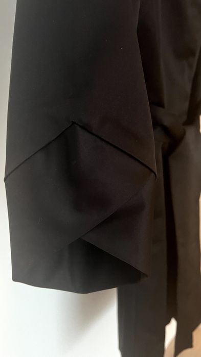 Czarny elegancki płaszcz firmy Solar