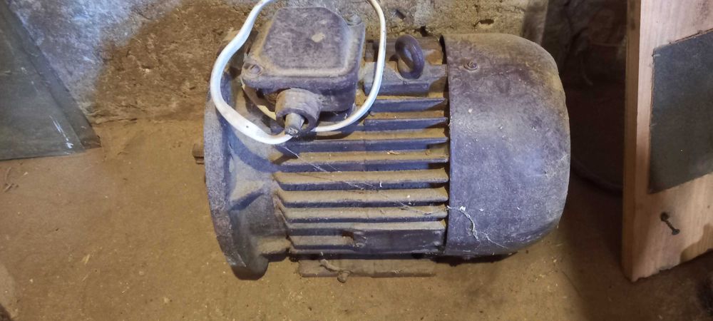 Продаю електро двигуни 1.1кв 3кв 4кв 0.7кв