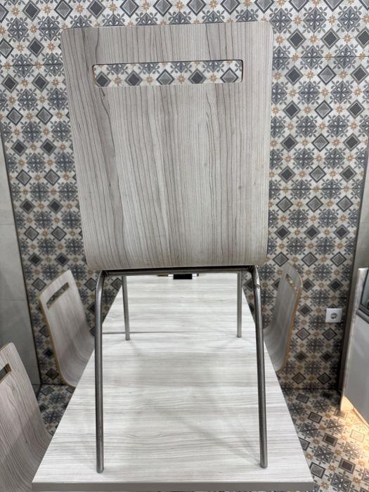 52 cadeiras e 26 mesas de pastelaria