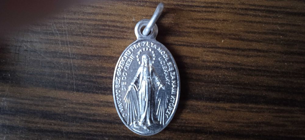 Cudowny medalik .Polskie napisy+ gratis medalik Medjugorie.Zamosc