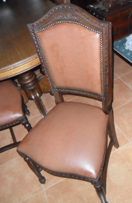 Mesa oval extensível com 6 cadeiras