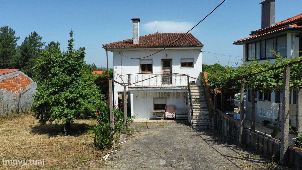 Two Houses on an Urban Plot of 1,000 m² – Central Lousã
