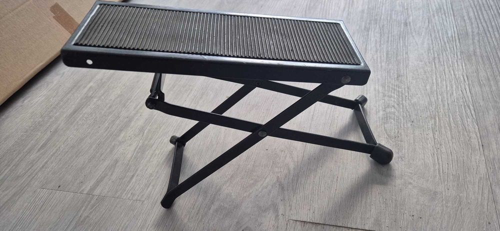 Suporte de pé para guitarra (tenho diversos)