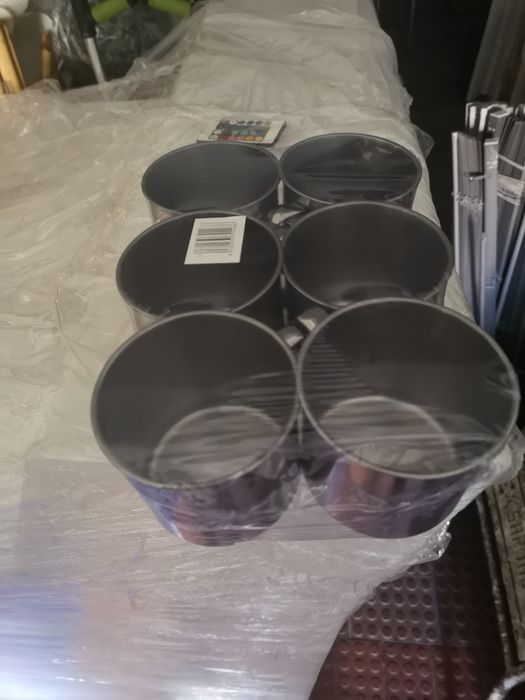 Canecas em inox em quantidade