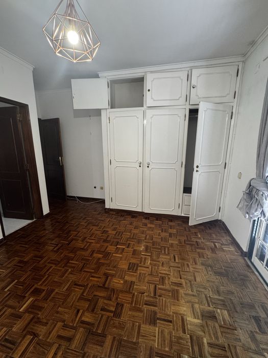 Arrenda se V5 com quintal