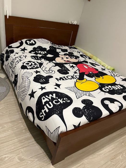 Cama casal com 2 mesas cabeceiras