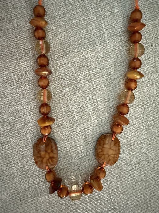 Colar de bijuteria artesanal - Modelo Madeira.