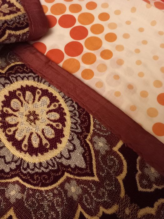 Colcha cobertor com franja em tons bordeau e amarelo