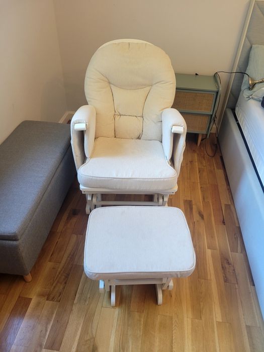 Cadeira de baloiço para amamentação com repousa-pés