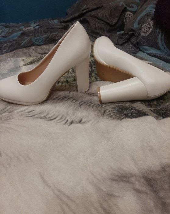 Туфли белые на каблуке