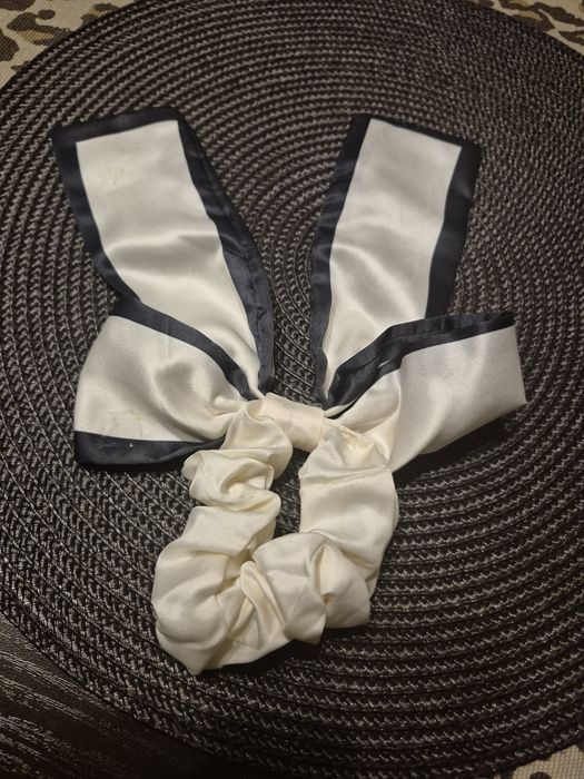 Gumką do włosów z kokarda.