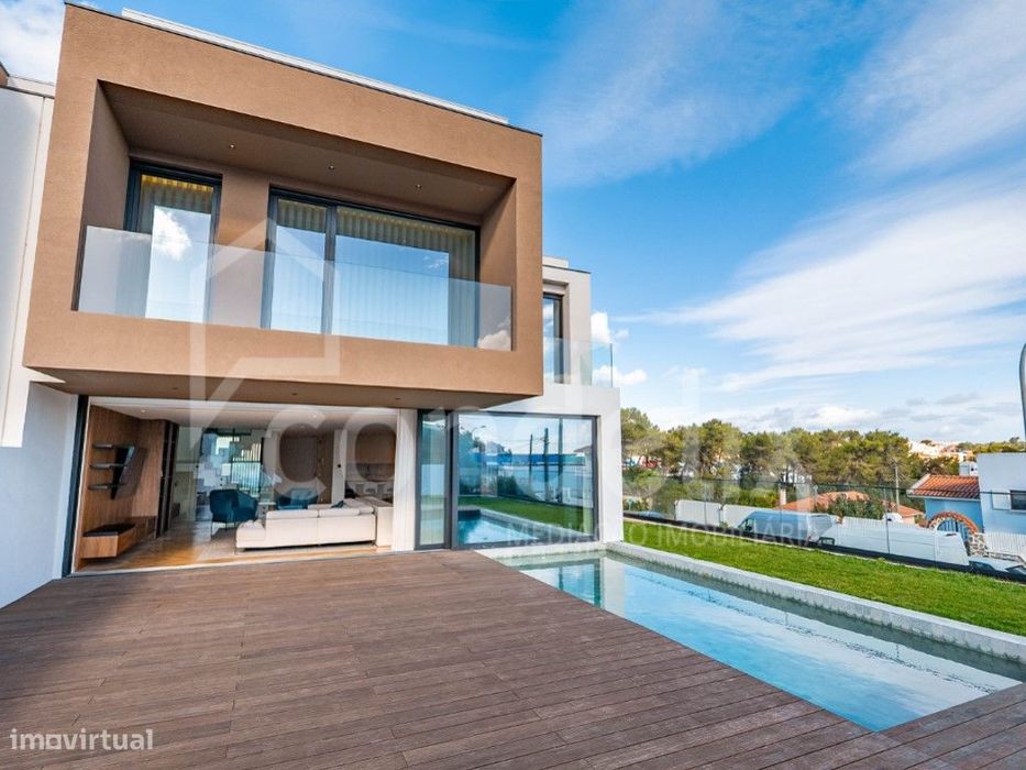 Moradia T5+1 nova com piscina em condomínio fechado de luxo no Estoril