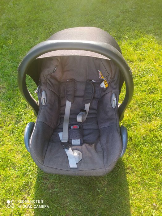 Carrinho de bebê completo da bebé Confort com oferta de brinquedos para o bebê
