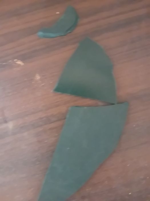 Mesa de plástico, tem um pouco partido a meio