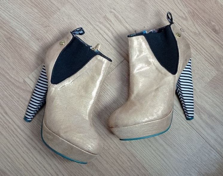 Золотистые ботильоны челси с необычным каблуком babycham