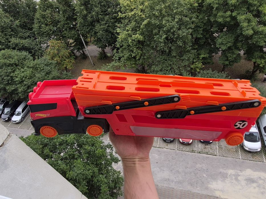 великий автовоз Hot Wheels Mega Hauler