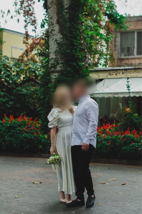 Біла весільна сукня