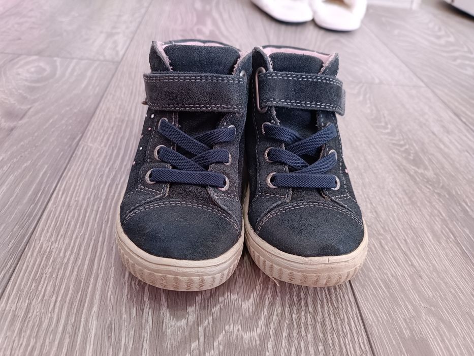 Продам замшеві демі черевики(кеди, кросівки) на дівчинку 27 та 29 р