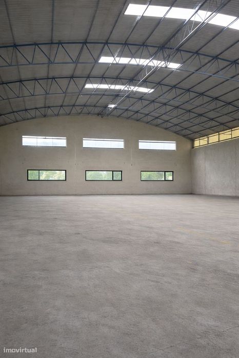 Armazém Industrial disponível para aluguer a partir do dia 1 de Abril.