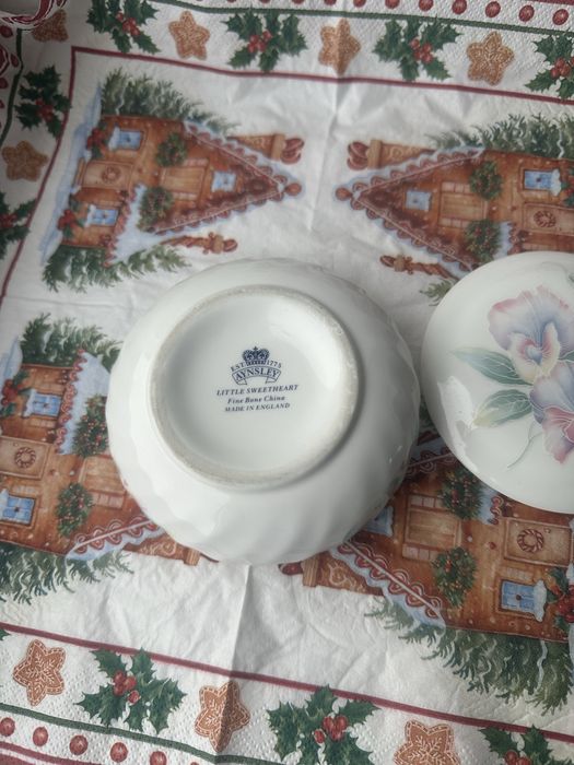 Набір порцелянового посуду з колекції Aynsley Little Sweetheart.