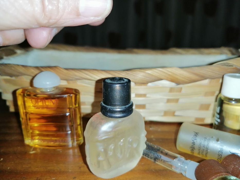 Golas em lã e perfumes miniaturas