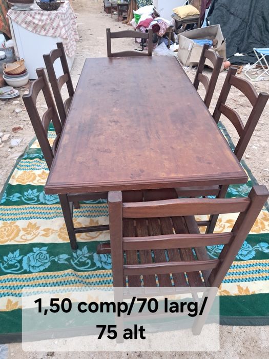 Mesa de madeira com seis cadeiras