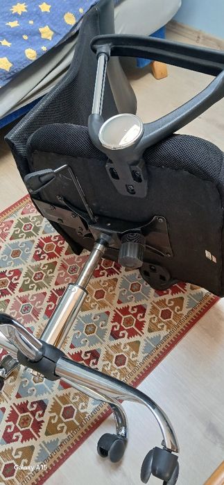 Krzesło fotel na kółkach obrotowe.b. ładne.