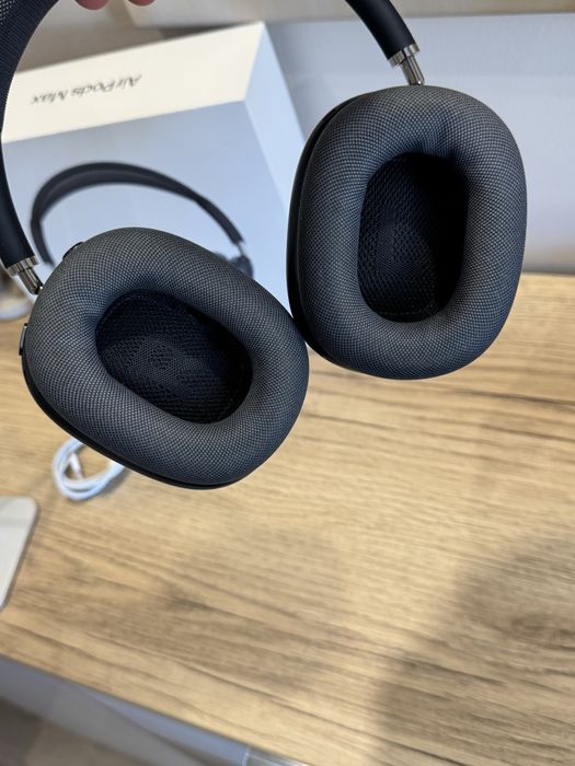 AirPods Max USB-C Midnight + Spigen etui + Ugreen stojak | Idealny stan