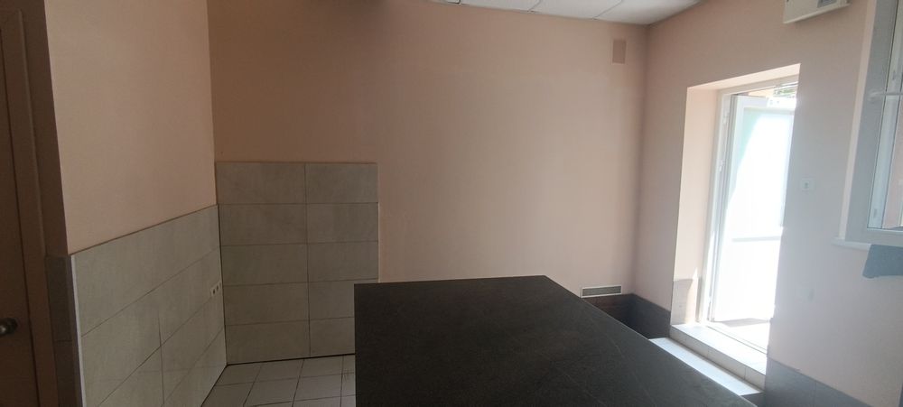 Продам комерційне приміщення  Радужний від власника
