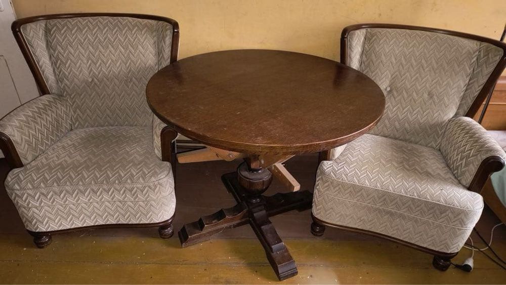 Kanapa, dwa fotele oraz regulowany stół